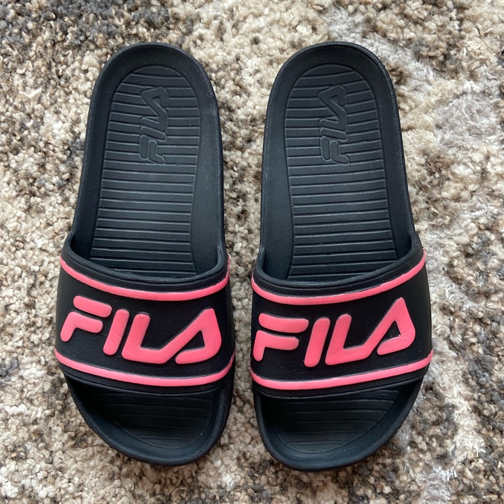 Fila black and pink slides. Little girls size 2 (xs)